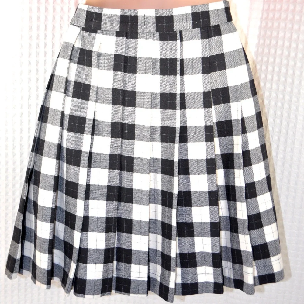 NWT Ochenta Black and White Plaid Pleated Heavy Material Skirt Women’s Size 4 - Picture 4 of 8